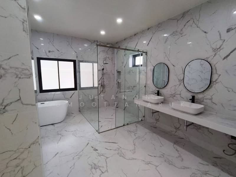 ขายหมู่บ้านมันดาราวิลล่า ถลาง - ย่าจันทร์ บ้านหลังใหญ่ พื้นที่เยอะ สะดวกสบาย จัดสวนสวยเต็ม, Phuket, Thep Krasattri, Thalang, Phuket, 2 Bedrooms, 243 sqm, Single Detached House For Sale, by Jutanon Komoottanaruk, 500167042 - DDproperty.com