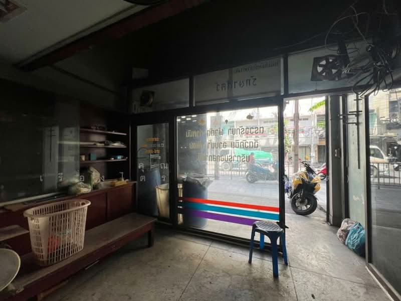 ขาย - อาคารพาณิชย์ 5 ชั้น 17 ตร.ว. อาคารพาณิชย์ ใกล้ รร.ราชินีบน ถนนสามเสน, กรุงเทพ