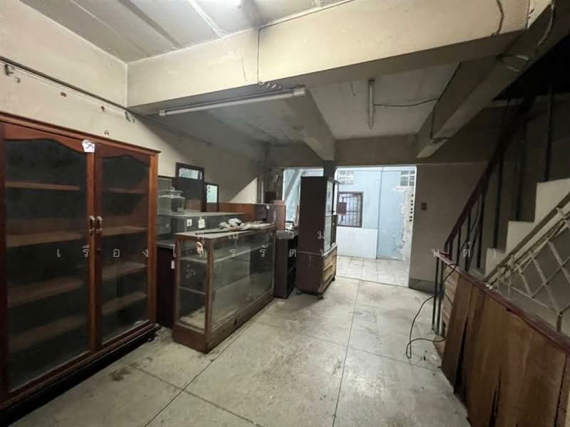 ขาย - อาคารพาณิชย์ 5 ชั้น 17 ตร.ว. อาคารพาณิชย์ ใกล้ รร.ราชินีบน ถนนสามเสน, กรุงเทพ