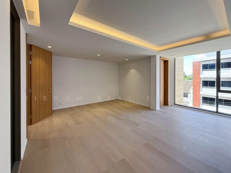 Home office for sale in Soi Pridi Banomyong 14, near BTS Phra Khanong, Bangkok, Phra Kanong Nua, Watthana, Bangkok, 5 Bedrooms, 536 sqm, Single Detached House For Sale, by Wisdom Real Estate, 500168009 - DDproperty.com