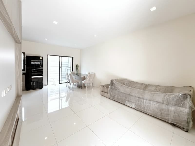 Eigen Premium Townhome Pattanakarn, Bangkok, Soi 99 , Phatthanakan Rd, Prawet, Prawet, Bangkok, 3 Bedrooms, 162 sqm, Townhouse For Sale, by คุณวิญญุดา เหล่าสันน์, 500168019 - 1st Floor: Living Dining & Kitchen Space - DDproperty.com