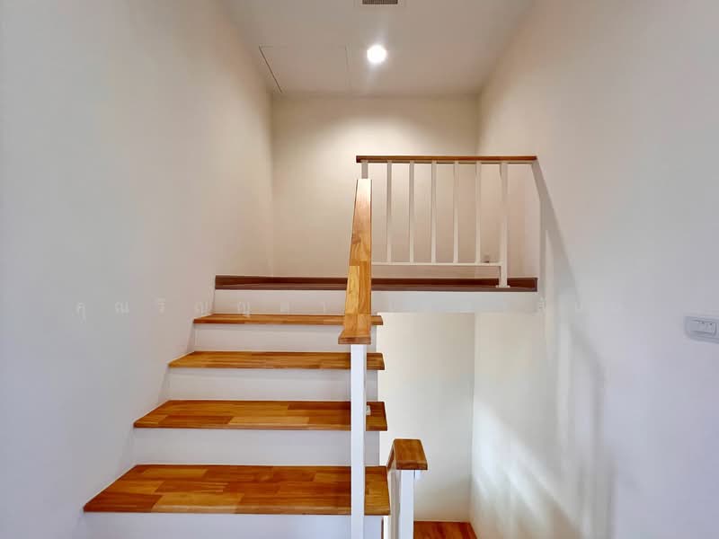 Eigen Premium Townhome Pattanakarn : ไอเจ้นท์ พรีเมียม ทาวน์โฮม พัฒนาการ, กรุงเทพ, ซอยพัฒนาการ 99 ถนนพัฒนาการตัดใหม่, ประเวศ, ประเวศ, กรุงเทพ, 162 ตร.ม., ทาวน์เฮ้าส์ ขาย, โดย คุณวิญญุดา เหล่าสันน์, 500168019 - 3rd Floor: Stairs - DDproperty.com