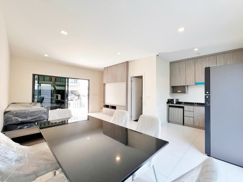 Eigen Premium Townhome Pattanakarn : ไอเจ้นท์ พรีเมียม ทาวน์โฮม พัฒนาการ, กรุงเทพ, ซอยพัฒนาการ 99 ถนนพัฒนาการตัดใหม่, ประเวศ, ประเวศ, กรุงเทพ, 162 ตร.ม., ทาวน์เฮ้าส์ ขาย, โดย คุณวิญญุดา เหล่าสันน์, 500168019 - 1st Floor: Living Dining & Kitchen Space - DDproperty.com