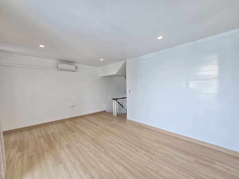 ให้เช่า ทาวน์โฮม 3 ชั้น ทาสีใหม่ทั้งหลัง ถนนอ่อนนุช ใกล้ซีคอน ศรีนครินทร์ & Airport Link สถานีหัวหมา, Bangkok, Suan Luang, Suan Luang, Bangkok, 3 Bedrooms, 190 sqm, Townhouse For Rent, by Noppawan Ruangdech, 500168101 - DDproperty.com