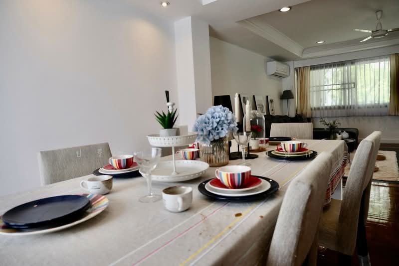 Townhouse 5 bedroom 420 sq m. share swimming pool in Sathorn about 10min walk BTS station, Bangkok, สาทร, Yan Nawa, Sathon, Bangkok, 5 Bedrooms, 420 sqm, Townhouse For Rent, by ปรีชา จิตต์สมนึก, 500168106 - DDproperty.com