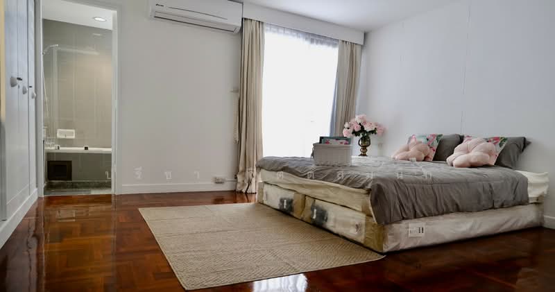 Townhouse 5 bedroom 420 sq m. share swimming pool in Sathorn about 10min walk BTS station, Bangkok, สาทร, Yan Nawa, Sathon, Bangkok, 5 Bedrooms, 420 sqm, Townhouse For Rent, by ปรีชา จิตต์สมนึก, 500168106 - DDproperty.com