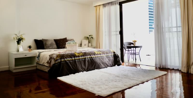 Townhouse 5 bedroom 420 sq m. share swimming pool in Sathorn about 10min walk BTS station, Bangkok, สาทร, Yan Nawa, Sathon, Bangkok, 5 Bedrooms, 420 sqm, Townhouse For Rent, by ปรีชา จิตต์สมนึก, 500168106 - DDproperty.com