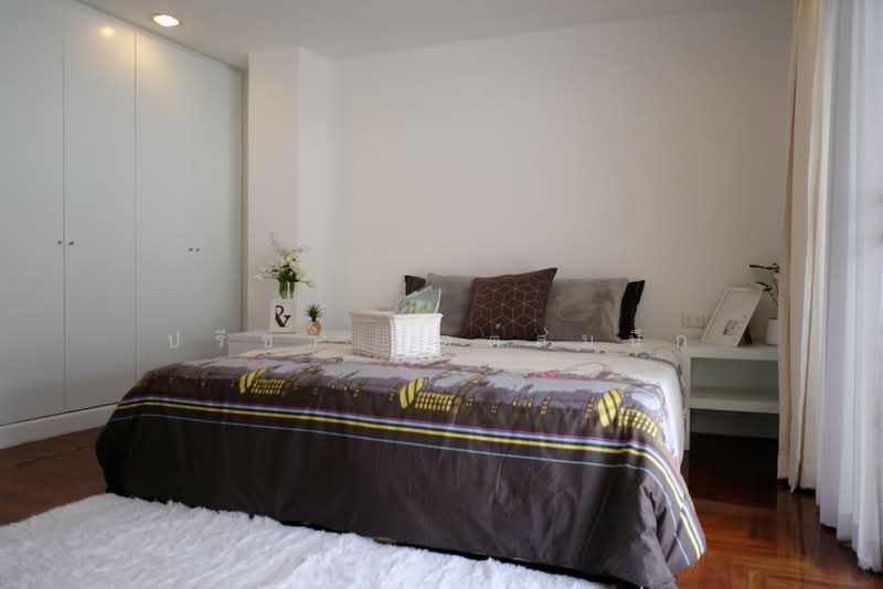 Townhouse 5 bedroom 420 sq m. share swimming pool in Sathorn about 10min walk BTS station, Bangkok, สาทร, Yan Nawa, Sathon, Bangkok, 5 Bedrooms, 420 sqm, Townhouse For Rent, by ปรีชา จิตต์สมนึก, 500168106 - DDproperty.com