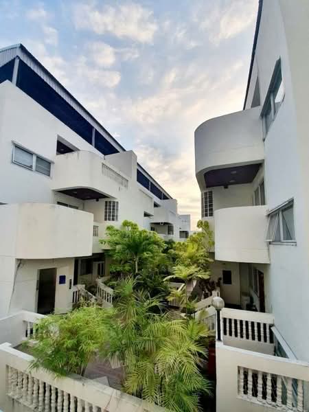Townhouse 5 bedroom 420 sq m. share swimming pool in Sathorn about 10min walk BTS station, Bangkok, สาทร, Yan Nawa, Sathon, Bangkok, 5 Bedrooms, 420 sqm, Townhouse For Rent, by ปรีชา จิตต์สมนึก, 500168106 - DDproperty.com