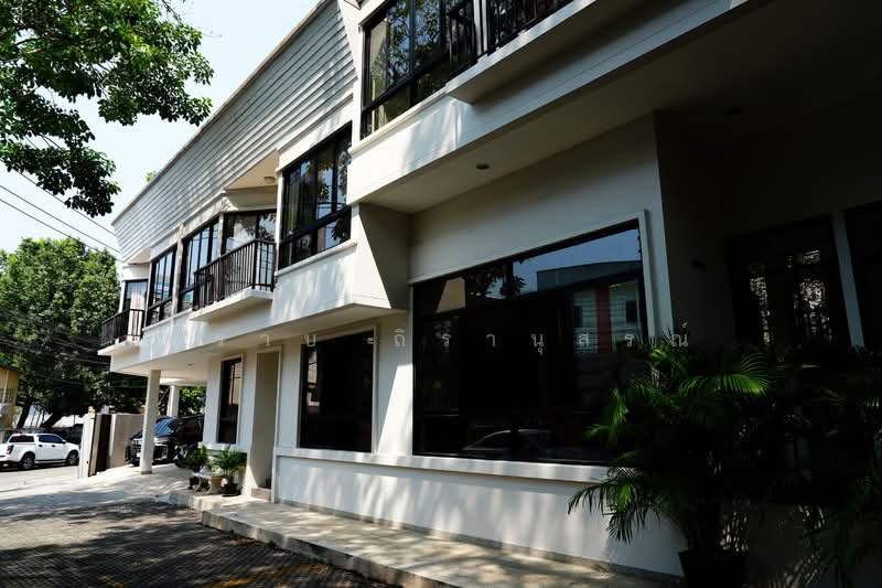 Sukhumvit 38, Bangkok, Phra Kanong, Khlong Toei, Bangkok, 4 Bedrooms, 300 sqm, Villa For Rent, by Praab Thiranusorn, 500168167 - DDproperty.com