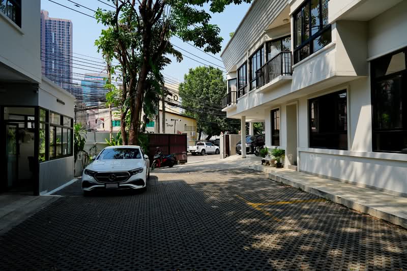 Sukhumvit 38, Bangkok, Phra Kanong, Khlong Toei, Bangkok, 4 Bedrooms, 300 sqm, Villa For Rent, by Praab Thiranusorn, 500168167 - DDproperty.com