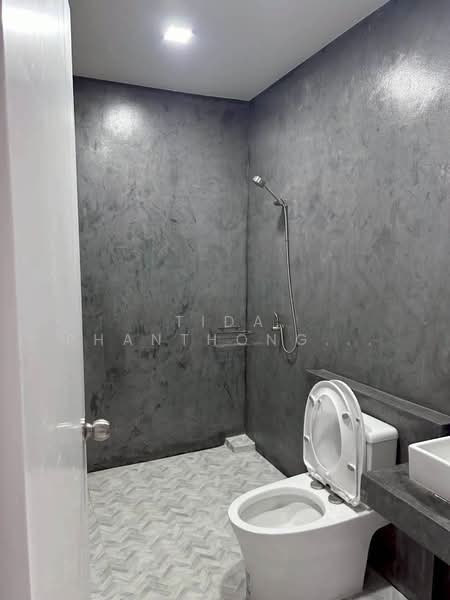 For Rent - Warehouse for rent in Lam Luk Ka, Khlong 6, with office and furniture, near the expressway., Pathum Thani