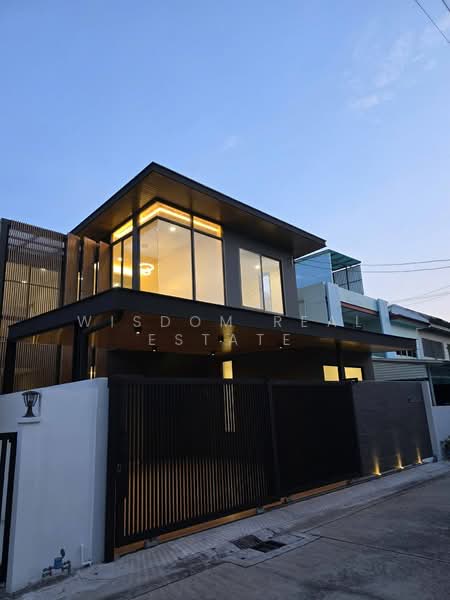 Detached pool villa for sale in the heart of Sukhumvit, near BTS Phra Khanong, Bangkok, Bang Chak, Phra Khanong, Bangkok, 3 Bedrooms, 250 sqm, Single Detached House For Sale, by Wisdom Real Estate, 500168217 - DDproperty.com