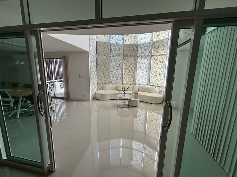 Office space for rent, 3 floors, Town in Town area, near the MRT Yellow Line and expressway., Bangkok, Phlapphla, Wang Thonglang, Bangkok, , 500 sqm, Office Space For Rent, by Tida phanthonglarptawee, 500168218 - DDproperty.com