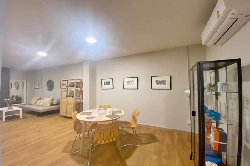 ซอยลาดพร้าว42, Bangkok, Samsen Nok, Huai Khwang, Bangkok, 4 Bedrooms, 200 sqm, Townhouse For Sale, by คุณพลอย, 500168308 - DDproperty.com