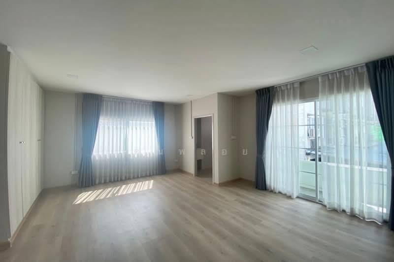 ซอยลาดพร้าว42, Bangkok, Samsen Nok, Huai Khwang, Bangkok, 4 Bedrooms, 200 sqm, Townhouse For Sale, by คุณพลอย, 500168308 - DDproperty.com