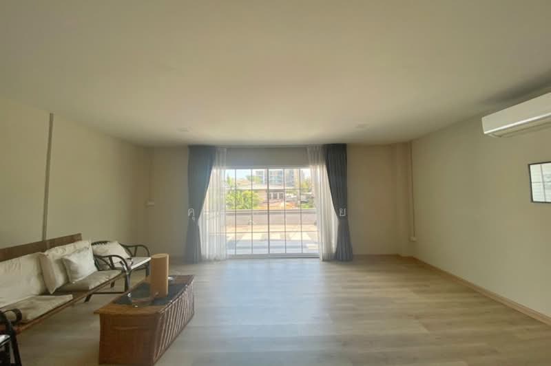 ซอยลาดพร้าว42, Bangkok, Samsen Nok, Huai Khwang, Bangkok, 4 Bedrooms, 200 sqm, Townhouse For Sale, by คุณพลอย, 500168308 - DDproperty.com