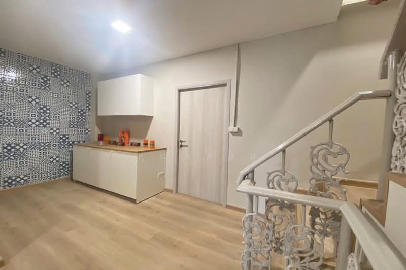 ซอยลาดพร้าว42, Bangkok, Samsen Nok, Huai Khwang, Bangkok, 4 Bedrooms, 200 sqm, Townhouse For Sale, by คุณพลอย, 500168308 - DDproperty.com