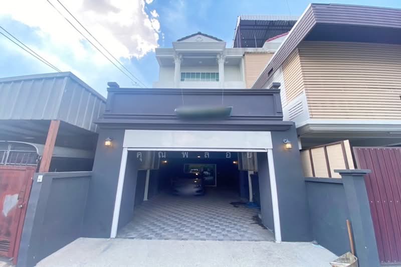 ซอยลาดพร้าว42, Bangkok, Samsen Nok, Huai Khwang, Bangkok, 4 Bedrooms, 200 sqm, Townhouse For Sale, by คุณพลอย, 500168308 - DDproperty.com