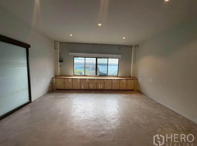 For rent Warehouse 1015 sqm in Phra Khanong Tai Phra Khanong Bangkok BTS Punnawithi HRE00254, Bangkok, Bang Chak, Phra Khanong, Bangkok, , 1,015 sqm, Warehouse/Factory For Rent, by Hero Realtor Co., Ltd., 500168499 - DDproperty.com