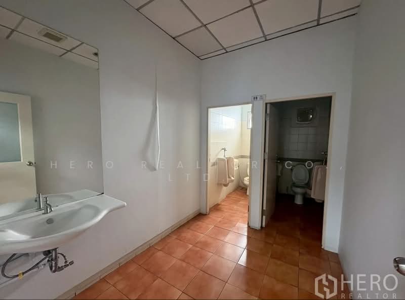 For rent Warehouse 1015 sqm in Phra Khanong Tai Phra Khanong Bangkok BTS Punnawithi HRE00254, Bangkok, Bang Chak, Phra Khanong, Bangkok, , 1,015 sqm, Warehouse/Factory For Rent, by Hero Realtor Co., Ltd., 500168499 - DDproperty.com