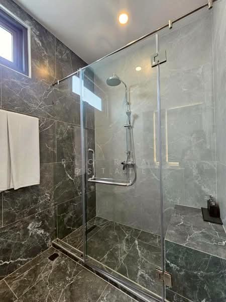 ขายบ้านวิลล่าพร้อมสระว่ายน้ำส่วนตัว 4 ห้องนอน ในห้วยใหญ่ พัทยา, ชลบุรี, บางละมุง, บางละมุง, ชลบุรี, 300 ตร.ม., วิลล่า ขาย, โดย PLC Real Estate, 500168515 - DDproperty.com