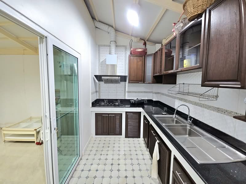 Moobaan Chollada Suvarnabhumi : หมู่บ้านชลลดา สุวรรณภูมิ, สมุทรปราการ, ถนนวัดศรีวารีน้อย, ศีรษะจรเข้น้อย, บางเสาธง, สมุทรปราการ, 200 ตร.ม., บ้านเดี่ยว ขาย, โดย ภัทรพล ศรีกัลยาณบุตร, 500168522 - DDproperty.com