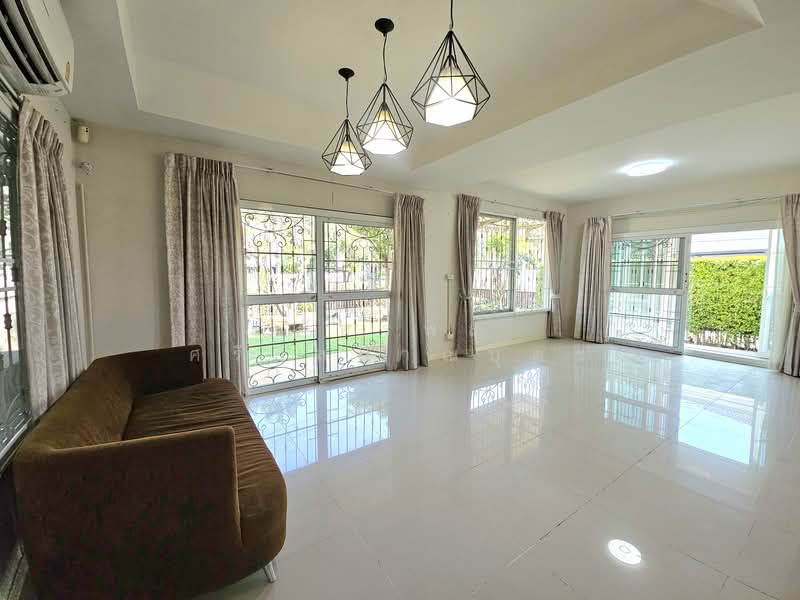 Moobaan Chollada Suvarnabhumi : หมู่บ้านชลลดา สุวรรณภูมิ, สมุทรปราการ, ถนนวัดศรีวารีน้อย, ศีรษะจรเข้น้อย, บางเสาธง, สมุทรปราการ, 200 ตร.ม., บ้านเดี่ยว ขาย, โดย ภัทรพล ศรีกัลยาณบุตร, 500168522 - DDproperty.com