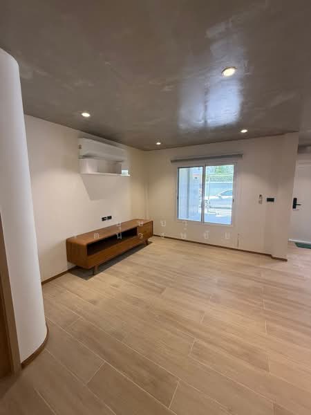 รีโนเวทใหม่ บ้านสวยมาก ใกล้ BTS พร้อมพงษ์ ให้เช่าทาวนฺโฮม 2 ชั้น สุขุมวิท 26, Bangkok, สุขุมวิท, Khlong Tan Nua, Watthana, Bangkok, 3 Bedrooms, 200 sqm, Townhouse For Rent, by บุษบา รัตนวงษ์ชัย, 500168646 - DDproperty.com