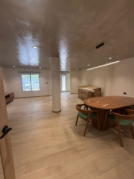 รีโนเวทใหม่ บ้านสวยมาก ใกล้ BTS พร้อมพงษ์ ให้เช่าทาวนฺโฮม 2 ชั้น สุขุมวิท 26, Bangkok, สุขุมวิท, Khlong Tan Nua, Watthana, Bangkok, 3 Bedrooms, 200 sqm, Townhouse For Rent, by บุษบา รัตนวงษ์ชัย, 500168646 - DDproperty.com