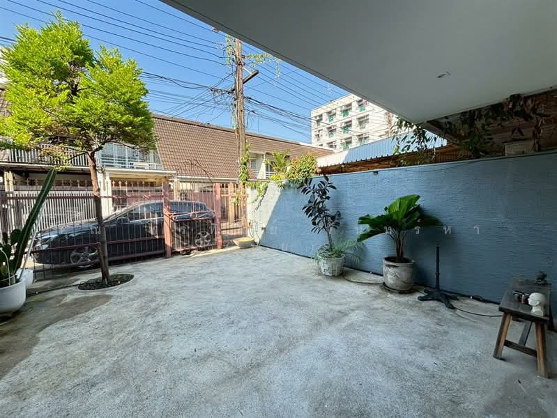 โฮมออฟฟิศ 2 ชั้น 20 ตร.ว. โฮมออฟฟิศ ซอยลาดพร้าว33 แยก1 ใกล้ MRTสถานีลาดพร้าว ถนนลาดพร้าว, กรุงเทพ, จันทรเกษม, จตุจักร, กรุงเทพ, 150 ตร.ม., ทาวน์เฮ้าส์ ขาย, โดย คุณ พรทิพย์ จันทร์หา (ปุ๋ย), 500168703 - DDproperty.com