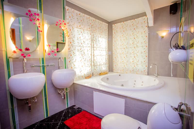 House and Hotel business for sale with good location, Chiang Mai, Wat Khet, Muang Chiang Mai, Chiang Mai, , 1,000 sqm, Business For Sale, by Kanphakpim Chiangmai Nice Home, 500168705 - DDproperty.com