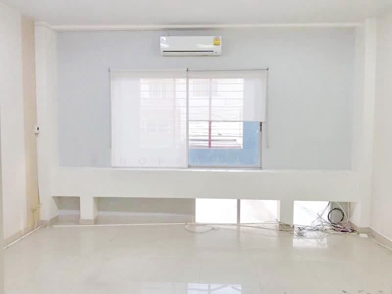 ให้เช่า - ให้เช่า ทาวน์โฮม 5 ชั้น (รวมดาดฟ้า) ถนนศรีนครินทร์ ตรงข้าม ซีคอนสแควร์ ศรีนครินทร์, กรุงเทพ