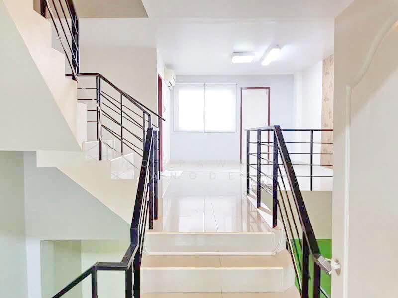 ให้เช่า - ให้เช่า ทาวน์โฮม 5 ชั้น (รวมดาดฟ้า) ถนนศรีนครินทร์ ตรงข้าม ซีคอนสแควร์ ศรีนครินทร์, กรุงเทพ