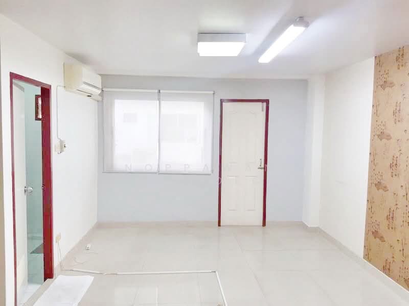 ให้เช่า - ให้เช่า ทาวน์โฮม 5 ชั้น (รวมดาดฟ้า) ถนนศรีนครินทร์ ตรงข้าม ซีคอนสแควร์ ศรีนครินทร์, กรุงเทพ