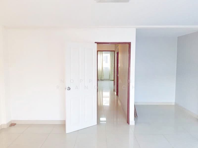 ให้เช่า - ให้เช่า ทาวน์โฮม 5 ชั้น (รวมดาดฟ้า) ถนนศรีนครินทร์ ตรงข้าม ซีคอนสแควร์ ศรีนครินทร์, กรุงเทพ