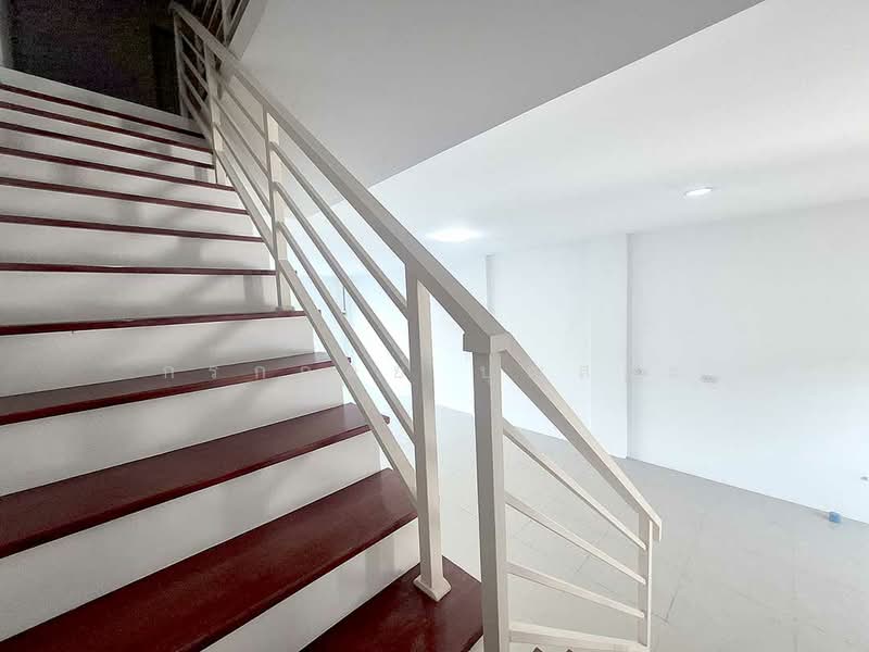 ตึก 3 ชั้น 1 ห้อง ซอยพหลโยธิน 62 ถนนพหลโยธิน ปทุมธานี, Pathum Thani, พหลโยธิน, Khu Khot, Lam Luk Ka, Pathum Thani, 4 Bedrooms, 175 sqm, Townhouse For Sale, by กรกฤตย์ บุญสระ, 500168746 - DDproperty.com