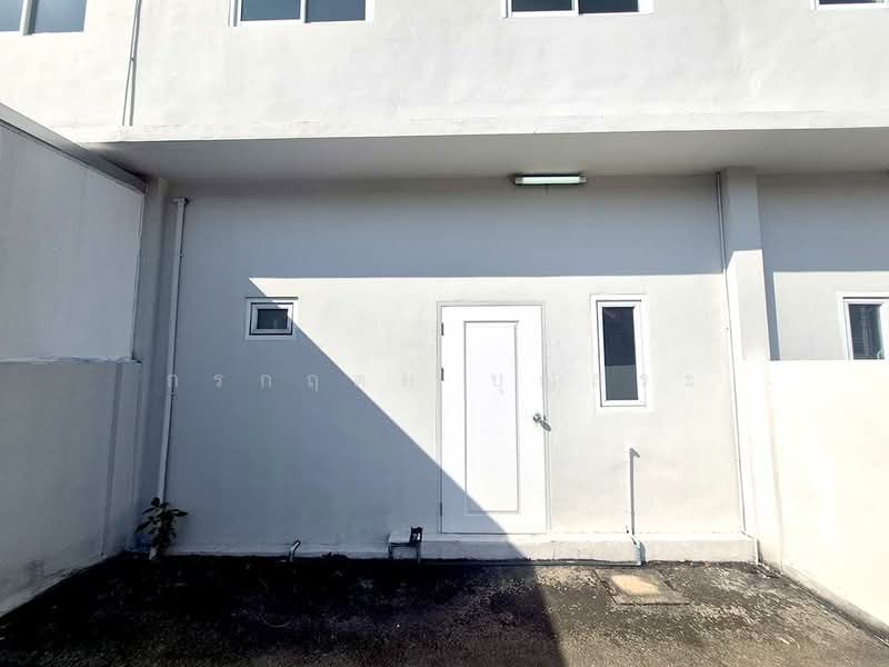 ตึก 3 ชั้น 1 ห้อง ซอยพหลโยธิน 62 ถนนพหลโยธิน ปทุมธานี, Pathum Thani, พหลโยธิน, Khu Khot, Lam Luk Ka, Pathum Thani, 4 Bedrooms, 175 sqm, Townhouse For Sale, by กรกฤตย์ บุญสระ, 500168746 - DDproperty.com