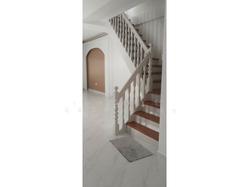 ให้เช่า - บ้านเช่ารามอินทรา ราคาถูก ปากซอยมีรถไฟฟ้า ทาวน์เฮ้าส์รีโนเวทใหม่ 2นอน 2น้ำ 2ห้องครัว บ้านหลุงมุม, กรุงเทพ