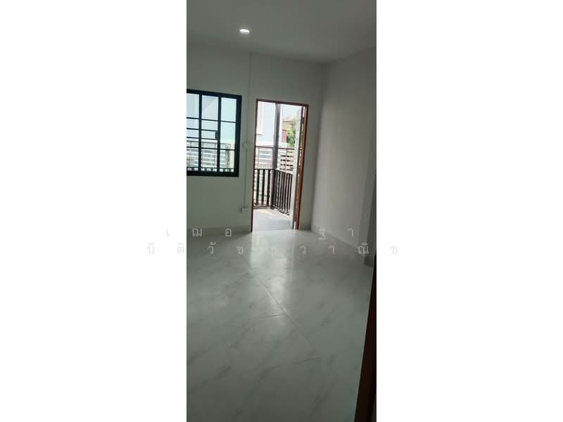 ให้เช่า - บ้านเช่ารามอินทรา ราคาถูก ปากซอยมีรถไฟฟ้า ทาวน์เฮ้าส์รีโนเวทใหม่ 2นอน 2น้ำ 2ห้องครัว บ้านหลุงมุม, กรุงเทพ