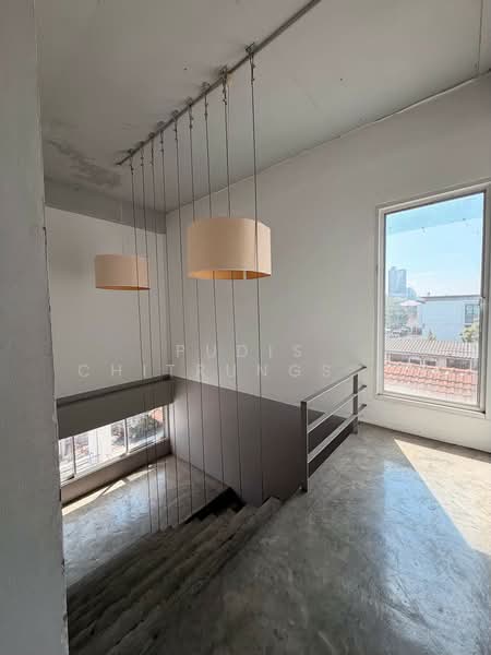 FOR RENT – 3-Storey Home Office | New Phetchaburi Road, Bangkok, Bang Kapi, Huai Khwang, Bangkok, , 750 sqm, Shophouse For Rent, by Pudis Chitrungsakorn, 500170961 - DDproperty.com