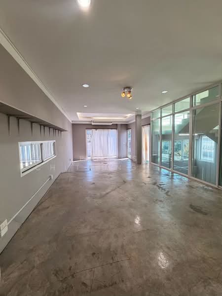 FOR RENT – 3-Storey Home Office | New Phetchaburi Road, Bangkok, Bang Kapi, Huai Khwang, Bangkok, , 750 sqm, Shophouse For Rent, by Pudis Chitrungsakorn, 500170961 - DDproperty.com