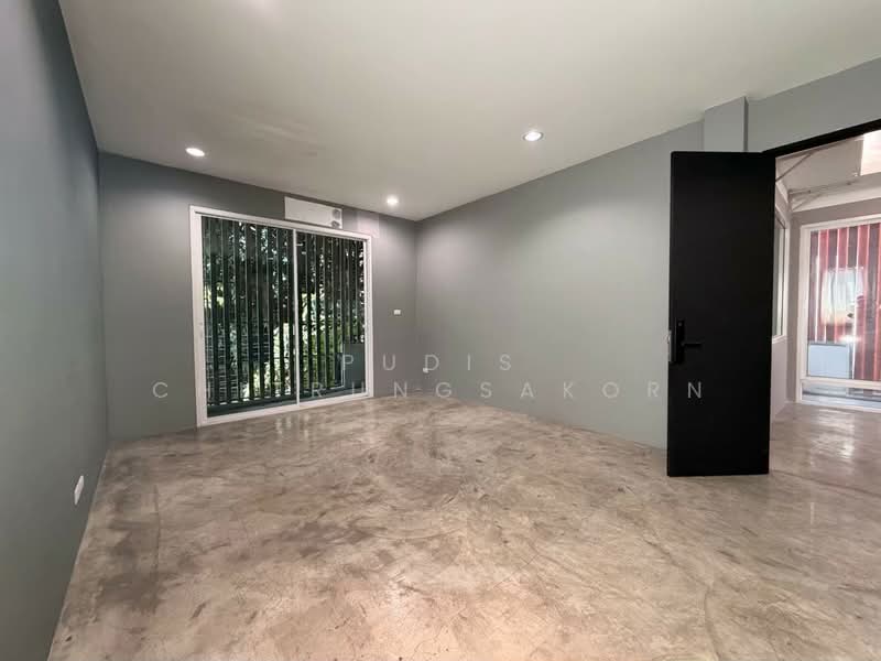 FOR RENT – 3-Storey Home Office | New Phetchaburi Road, Bangkok, Bang Kapi, Huai Khwang, Bangkok, , 750 sqm, Shophouse For Rent, by Pudis Chitrungsakorn, 500170961 - DDproperty.com