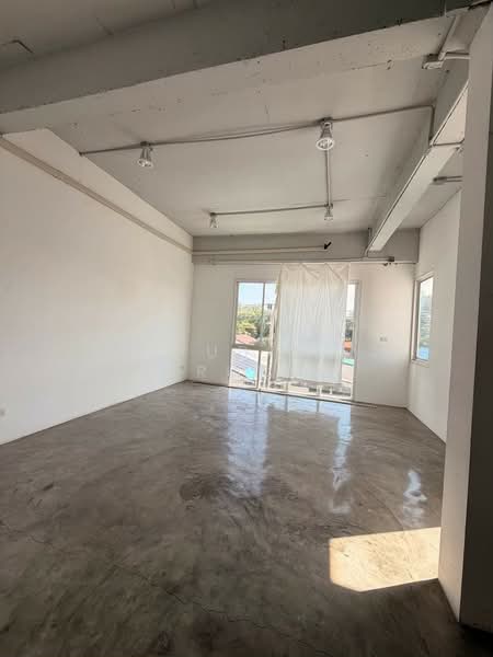 FOR RENT – 3-Storey Home Office | New Phetchaburi Road, Bangkok, Bang Kapi, Huai Khwang, Bangkok, , 750 sqm, Shophouse For Rent, by Pudis Chitrungsakorn, 500170961 - DDproperty.com