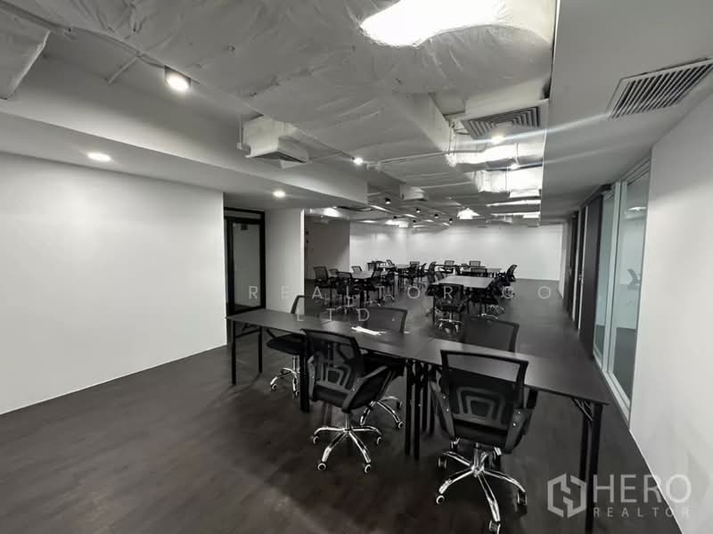 For rent Office Space 220 sqm in Khlong Tan Nuea, Watthana, Bangkok BTS Ekkamai bre25457, Bangkok, Khlong Tan Nua, Watthana, Bangkok, , 220 sqm, Office Space For Rent, by Hero Realtor Co., Ltd., 500171156 - DDproperty.com