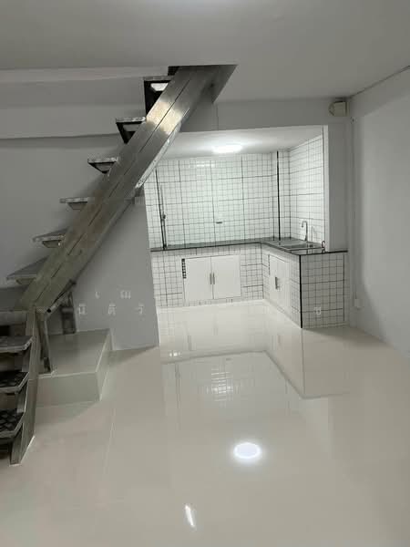 ให้เช่า - ให้เช่าบ้านลาดพร้าว ราคาถูก ปากซอยมีรถไฟฟ้า สถานีมหาดไทย เนื้อที่ 17ตรว. 2นอน 2น้ำ แอร์2เครื่อง, กรุงเทพ