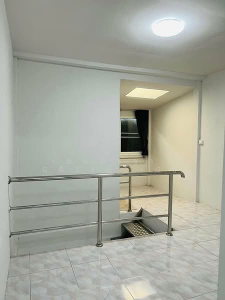 ให้เช่า - ให้เช่าบ้านลาดพร้าว ราคาถูก ปากซอยมีรถไฟฟ้า สถานีมหาดไทย เนื้อที่ 17ตรว. 2นอน 2น้ำ แอร์2เครื่อง, กรุงเทพ