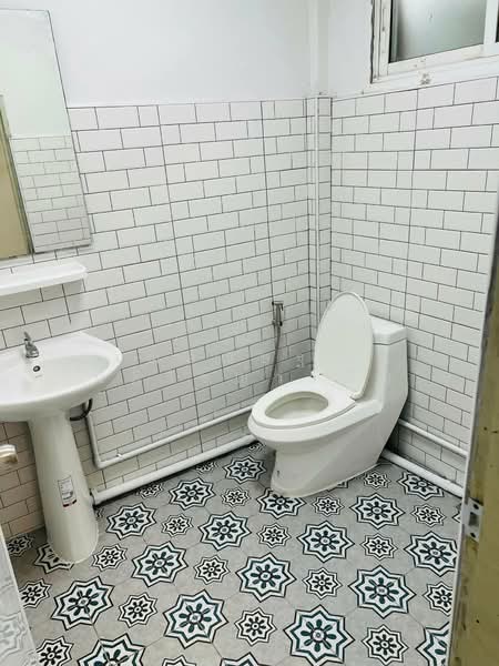 ให้เช่า - ให้เช่าบ้านลาดพร้าว ราคาถูก ปากซอยมีรถไฟฟ้า สถานีมหาดไทย เนื้อที่ 17ตรว. 2นอน 2น้ำ แอร์2เครื่อง, กรุงเทพ