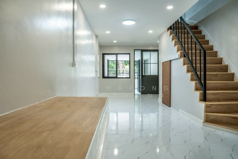 3-BR Townhouse, Bangkok, Phra Kanong Nua, Watthana, Bangkok, 3 Bedrooms, 250 sqm, Townhouse For Sale, by Natthapong Laomahong, 500171405 - DDproperty.com
