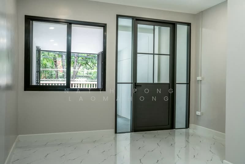 3-BR Townhouse, Bangkok, Phra Kanong Nua, Watthana, Bangkok, 3 Bedrooms, 250 sqm, Townhouse For Sale, by Natthapong Laomahong, 500171405 - DDproperty.com